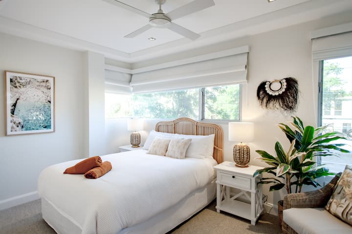 Ben arredata, confortevole master suite con letto matrimoniale e bagno interno.