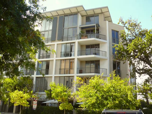 2 bedroom Apartment with balcony gallery image 3