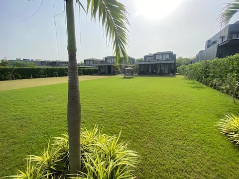6 Bhk Spacious Golf Villa with Garden and Pool