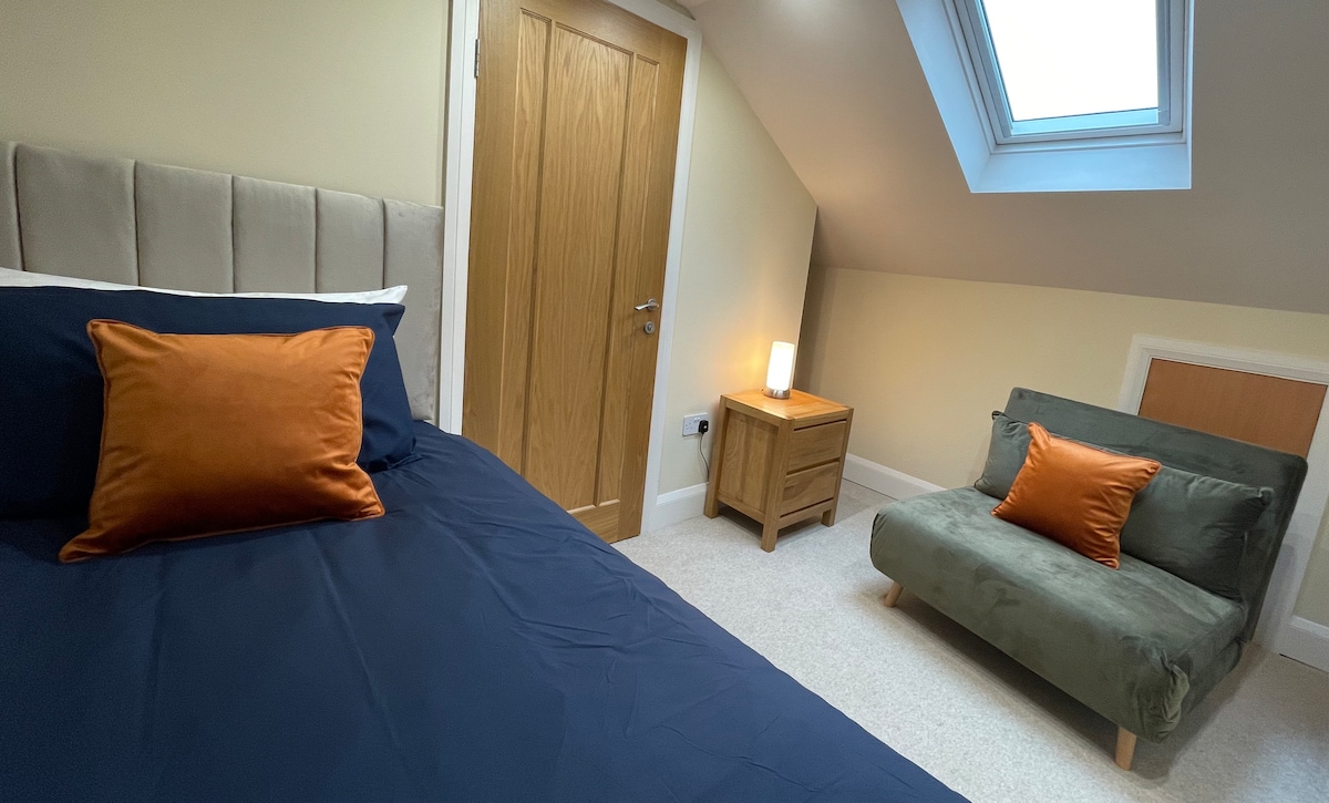 Spavaća soba na prvom katu postavljena je kao jednokrevetna. Također se može postaviti kao dvokrevetna soba s kaučem na razvlačenje s dodatnim madracem za udobnost.