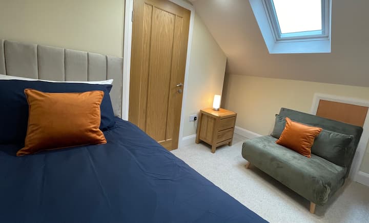 Chambre au premier étage aménagée en chambre simple. Peut également être aménagé en lits jumeaux en utilisant le canapé-lit avec un surmatelas supplémentaire pour plus de confort.