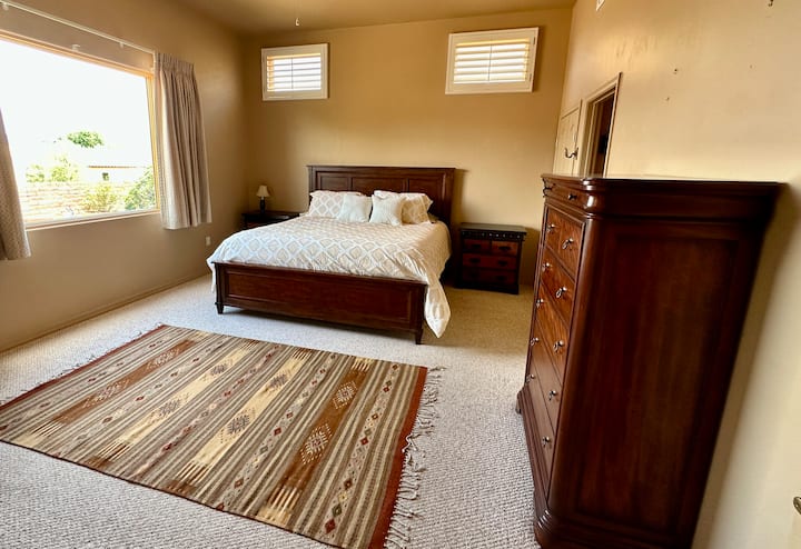 غرفة نوم أساسية كبيرة جدًا مع إطلالة على جبل سانتا ريتا