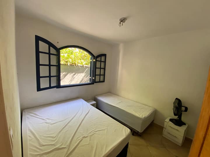 Suite 1 en la planta baja. Ventilador de techo, cama doble y una cama nido a la derecha, que tiene un colchón debajo. Puedes bajar el colchón, pero hay poco espacio en el dormitorio. La cama inferior se puede llevar a otra habitación. Ventana al pasillo.