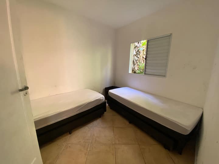 Planta baja, suite 2. Hay dos camas dobles. Es posible sacar la cama inferior de la cama de la izquierda, pero la cama inferior de la derecha, si es necesario, debe usarse en otra habitación. 