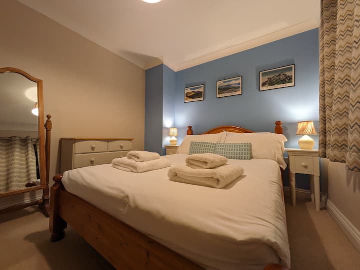 Chumba cha pili cha kulala kilicho na kitanda cha watu wawili.