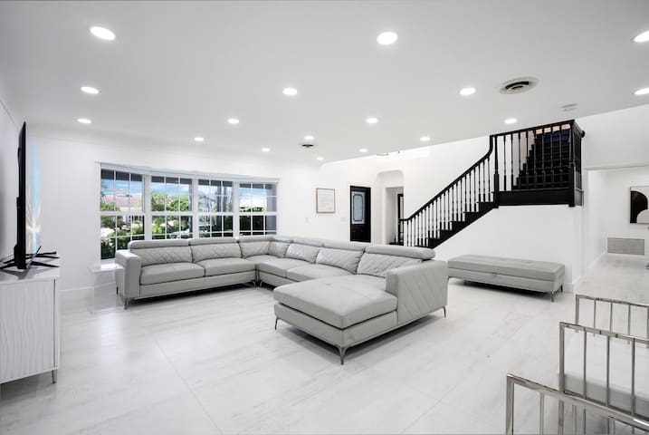 Serene Stunning 7 bedroom 5 Bath Airbnb Retreat gallery image 2