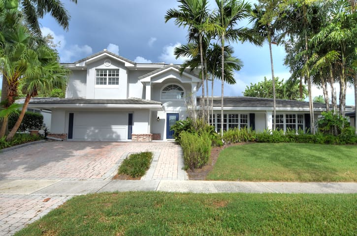 Serene Stunning 7 bedroom 5 Bath Airbnb Retreat gallery image 3