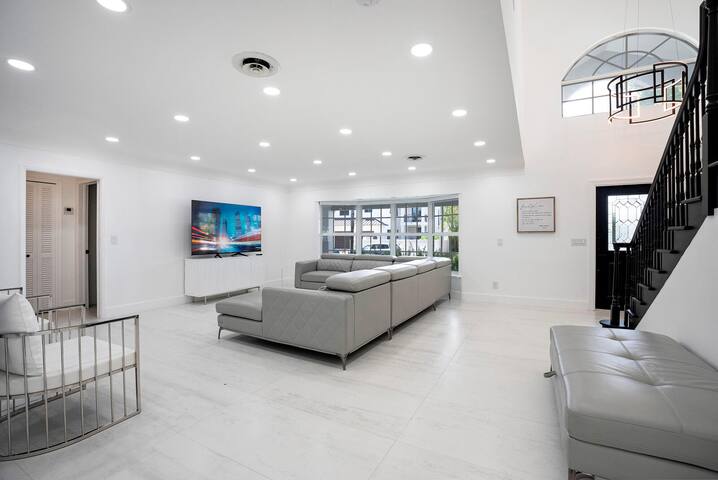 Serene Stunning 7 bedroom 5 Bath Airbnb Retreat gallery image 4