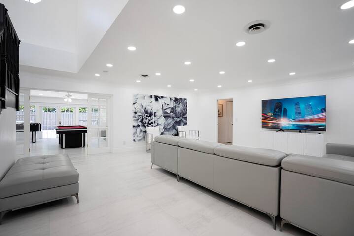 Serene Stunning 7 bedroom 5 Bath Airbnb Retreat gallery image 5