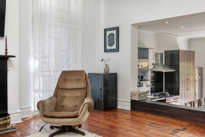 3 Bedroom Home in Oranjezicht, Gardens. gallery image 2