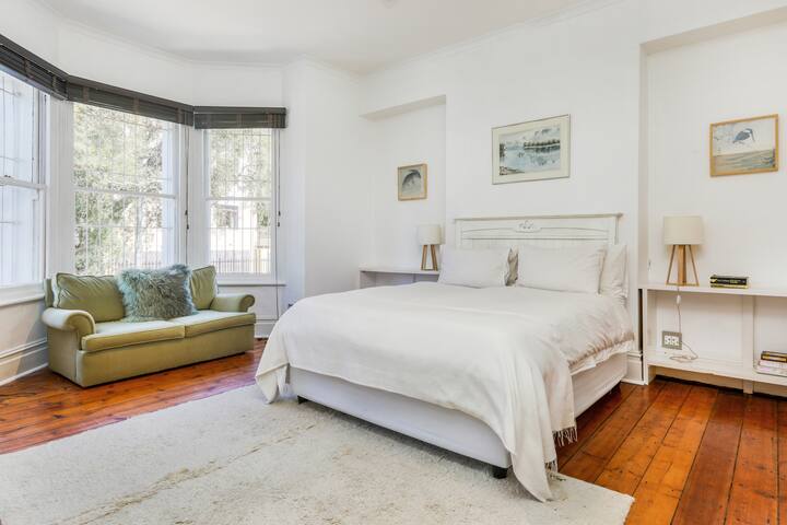 3 Bedroom Home in Oranjezicht, Gardens. gallery image 3