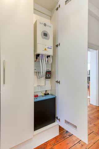 3 Bedroom Home in Oranjezicht, Gardens. gallery image 4