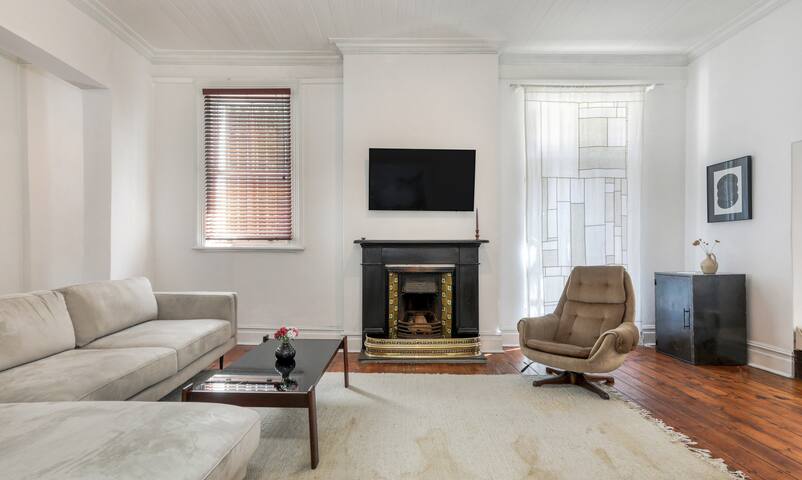 3 Bedroom Home in Oranjezicht, Gardens. gallery image 5