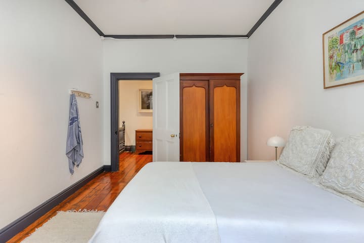 Druga spavaća soba s bračnim krevetom i velikim ormarićem. 