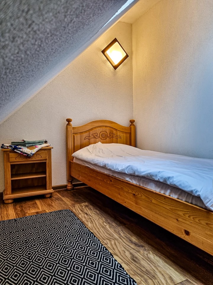 Camerã single de la mansardã