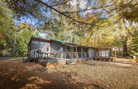 Hills Haven - Luxury Riverfront Cottage