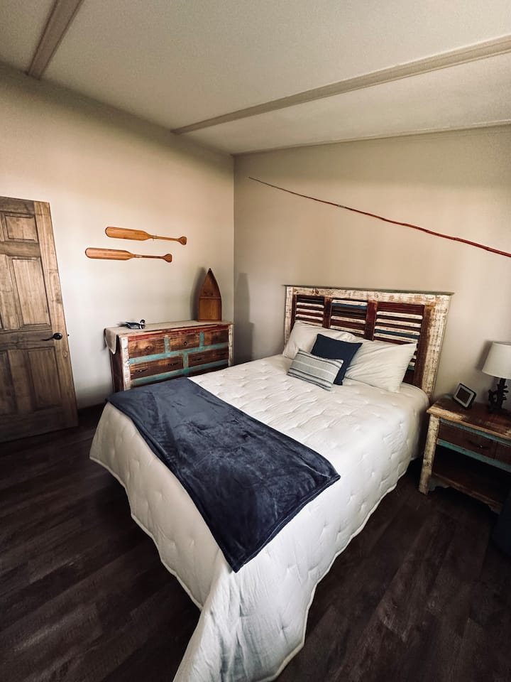 Chambre Queen Size avec vue sur le fleuve