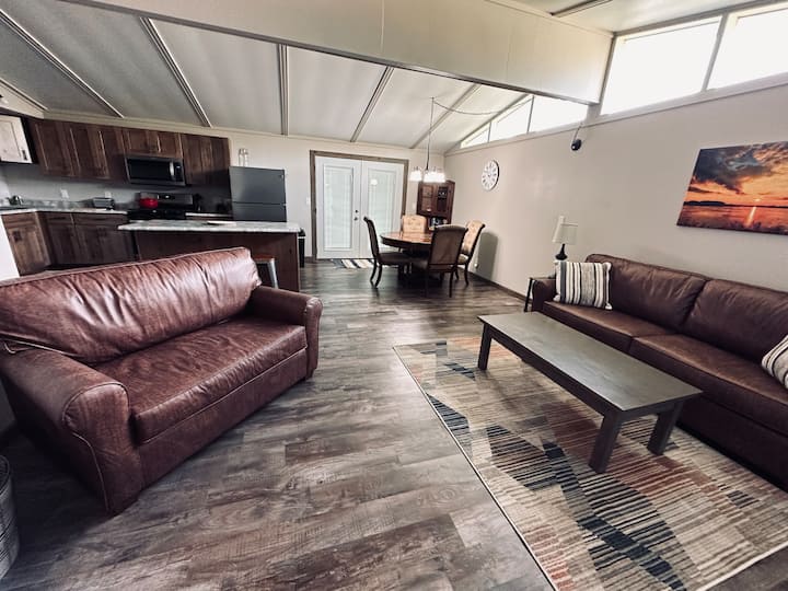 Salon avec canapé-lit Queen Size et chaise double et lit 1/2 lit