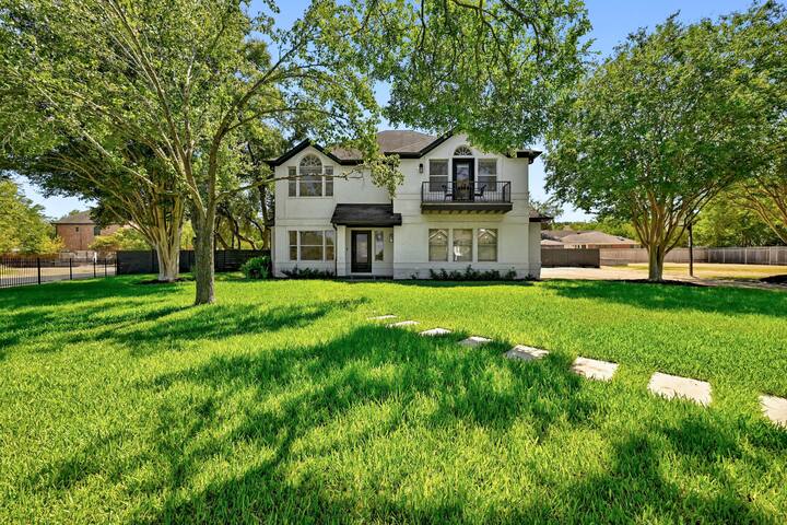 Beautiful And Pristine Gated Home with Pool! gallery image 4