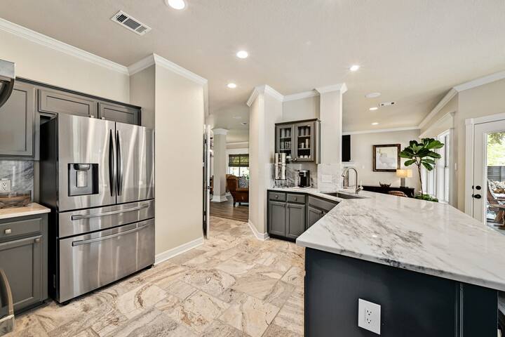 Beautiful And Pristine Gated Home with Pool! gallery image 3