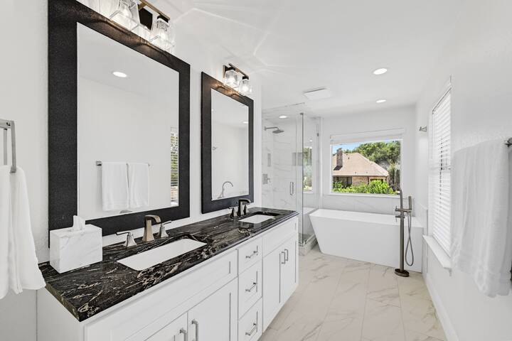 Beautiful And Pristine Gated Home with Pool! gallery image 5