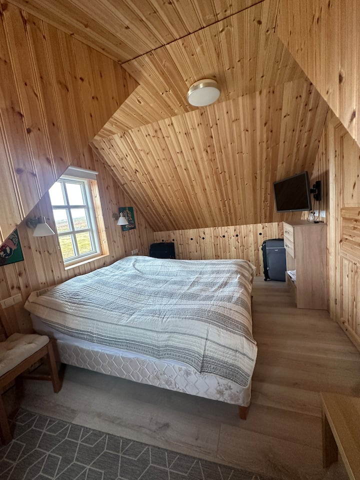 غرفة نوم 2 طابق مع سرير مزدوج بعرض 180 سم وإمكانية سرير أطفال.