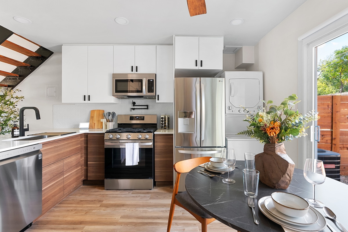 Cozy Loft Nr Attractions | Parking | Pets Ok| Wifi