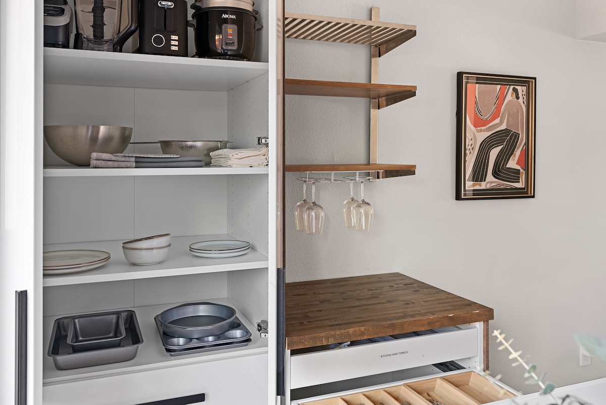 Cozy Loft Nr Attractions | Parking | Pets Ok| Wifi