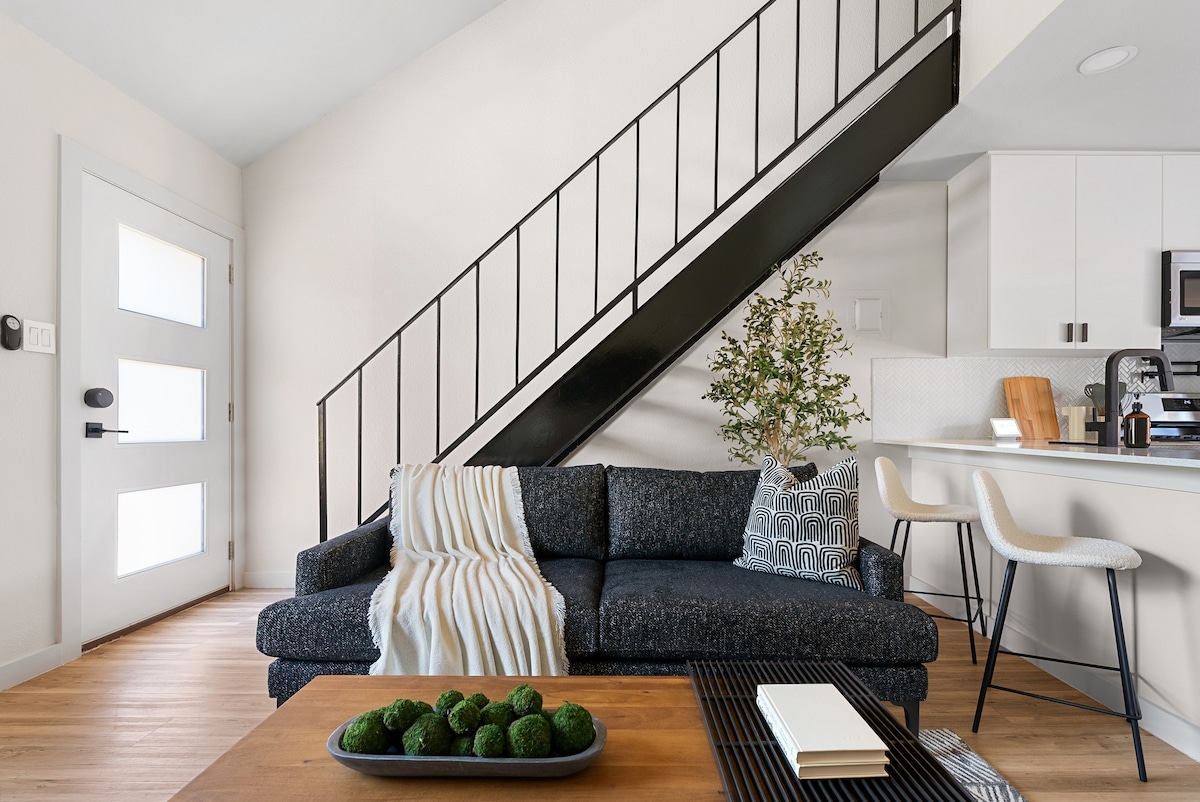 Cozy Loft Nr Attractions | Parking | Pets Ok| Wifi