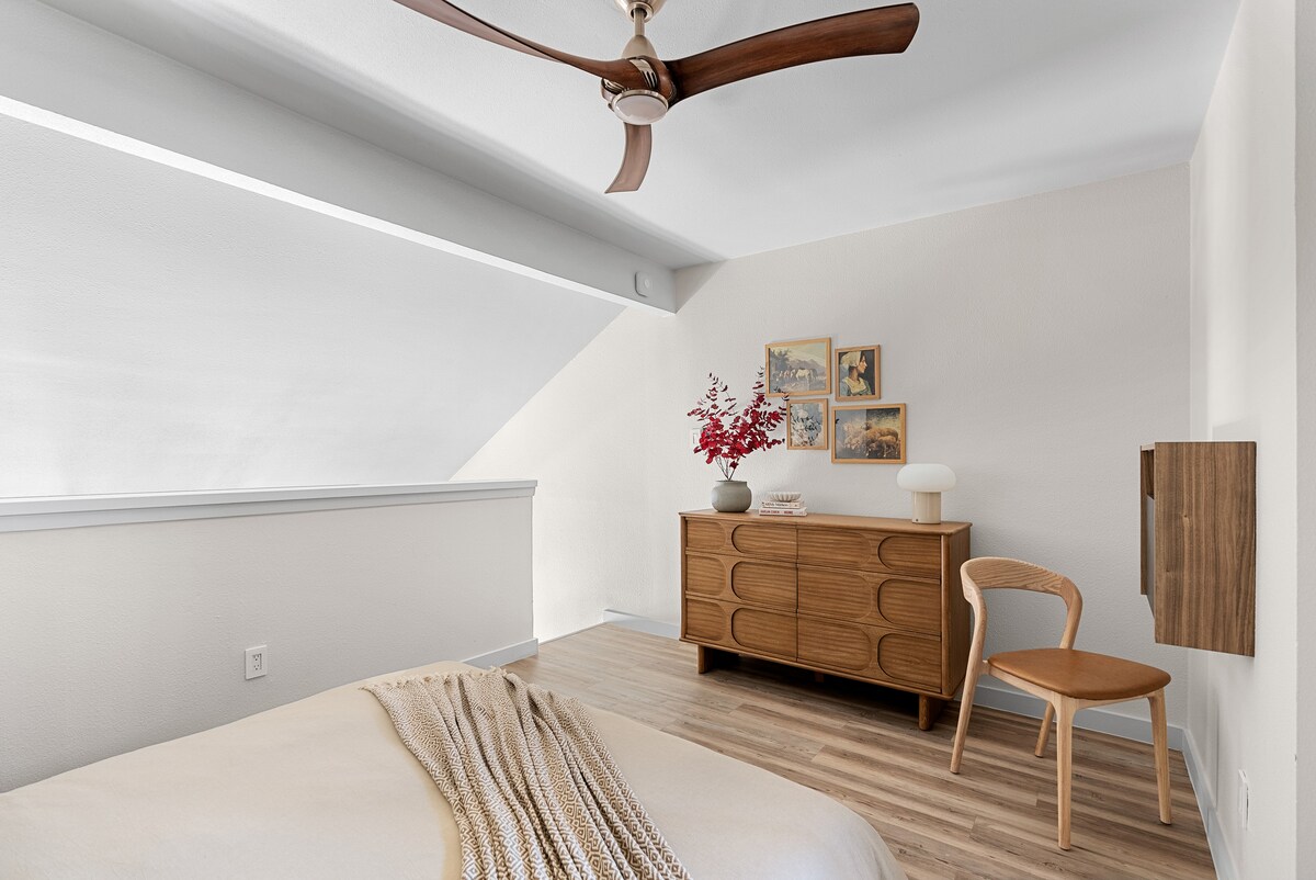 Cozy Loft Nr Attractions | Parking | Pets Ok| Wifi
