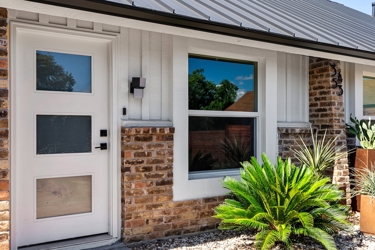 Cozy Loft Nr Attractions | Parking | Pets Ok| Wifi