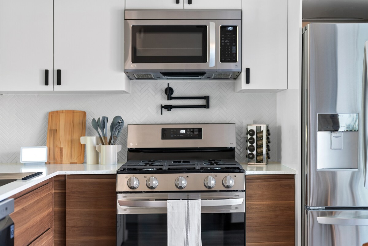Cozy Loft Nr Attractions | Parking | Pets Ok| Wifi