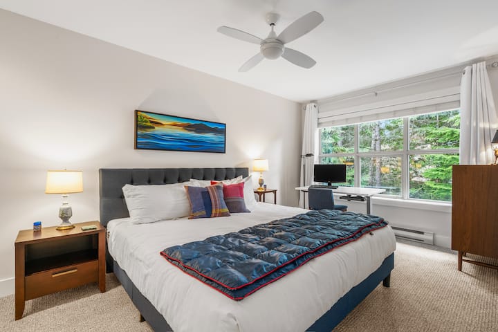 第三间卧室位于主楼层，配备2米宽双人床、400张埃及棉床单和羽绒被。 Rumpl throw ，让您更加舒适。