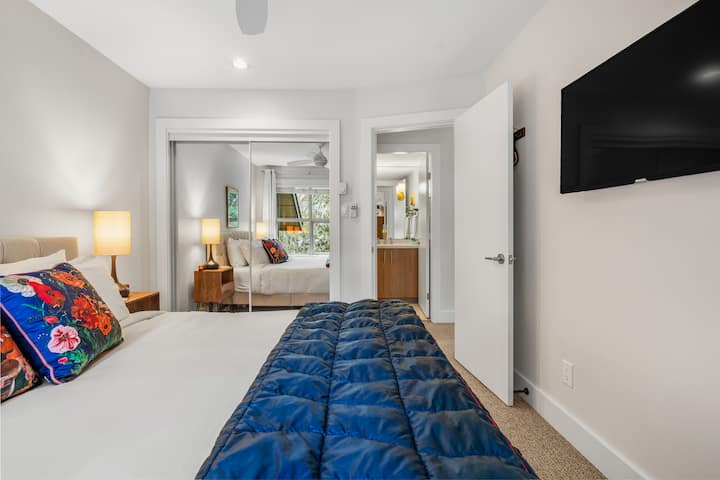 第二间卧室可俯瞰主楼层卫生间。 