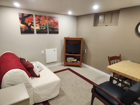 Cozy Basement Suite (Non-Smoking Property)