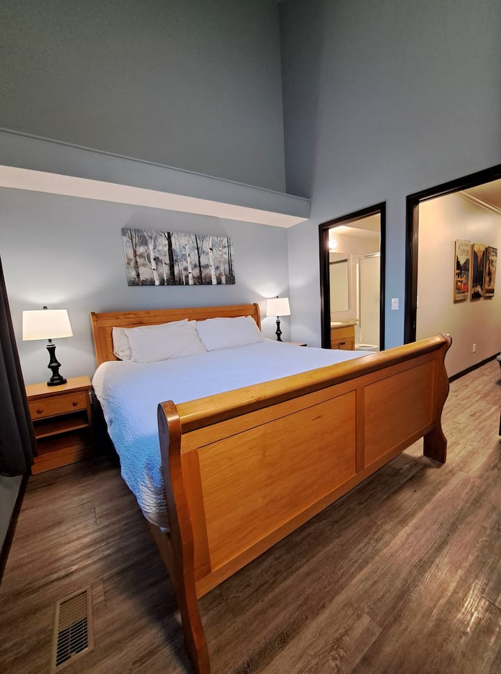 Cama tamaño king: ¡el dormitorio principal, baño privado adjunto y vistas a la montaña!
¡Justo al final del pasillo está la habitación con literas y un segundo baño completo!