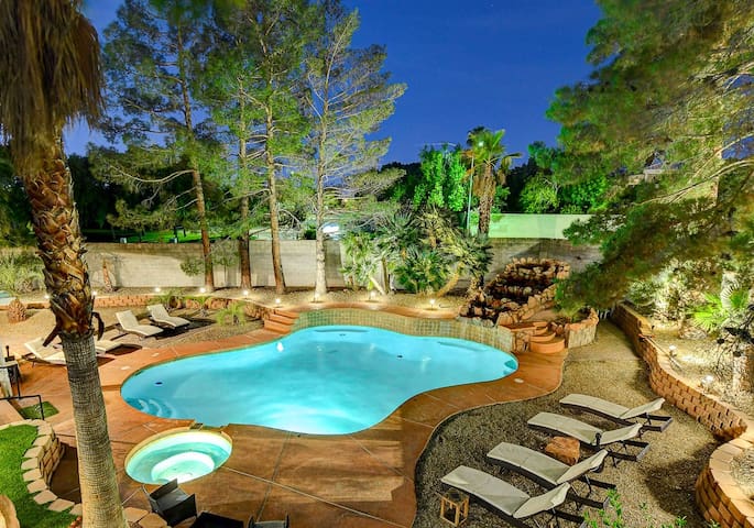 Super Private Vegas Oasis! Close to the Strip!0:)