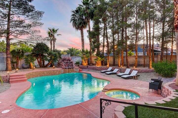 Super Private Vegas Oasis! Close to the Strip!0:) gallery image 2
