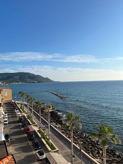 Successful Airbnb property: Elegant apartment by the sea! in Castellabate