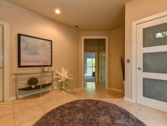 Downtown Contemporary 3-Story Home+Rooftop Deck gallery image 5