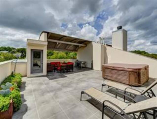 Downtown Contemporary 3-Story Home+Rooftop Deck gallery image 3
