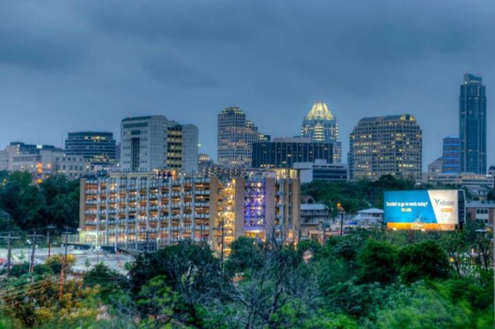 Downtown Contemporary 3-Story Home+Rooftop Deck gallery image 2