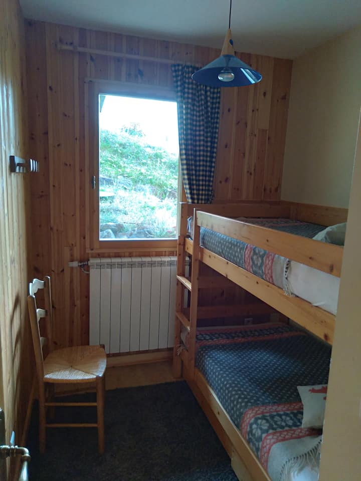 Eneo la kulala lililofungwa na vitanda vya ghorofa