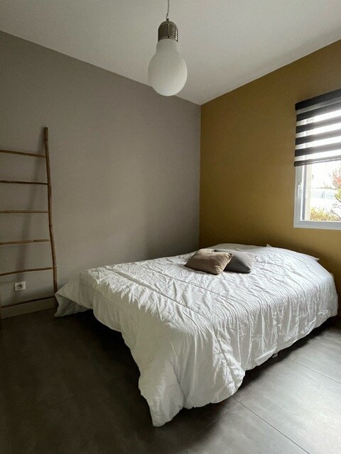 Habitación con cama de matrimonio de 160 x 200 cm