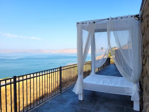 YalaRent Europa B16- 4BR apt. with jacuzzi