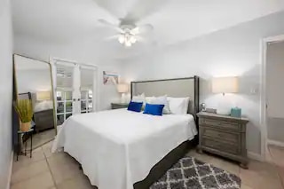 חדר השינה המואר הזה כולל מיטת קינג סייז, מראה באורך מלא ושידה לאחסון קל. ממוקמת בנוחות ממש ליד החדר בפלורידה לגישה קלה.