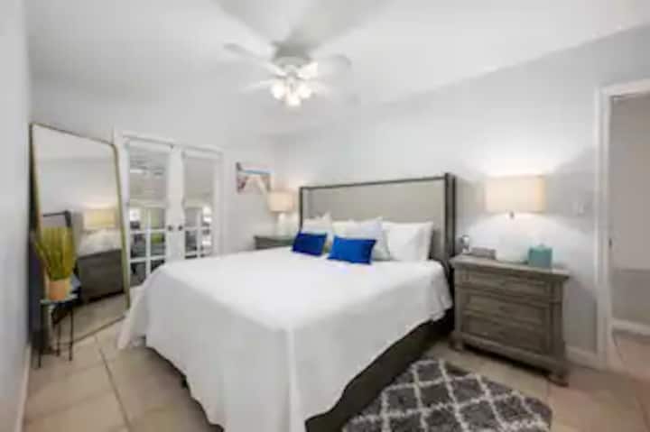 Այս լուսավոր ննջասենյակում կա մեծ մահճակալ, ամբողջական հայելի և հեշտ պահելու համար նախատեսված զգեստապահարան ։ Հարմարավետորեն տեղակայված է Ֆլորիդայի սենյակից դուրս ՝ հեշտ մուտք գործելու համար ։