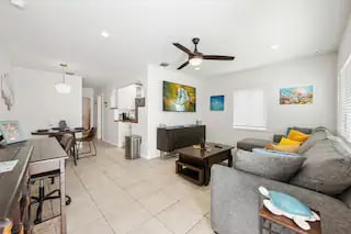 סלון 3 - מחוץ לדלת הכניסה. קרוב למטבח גדול. כולל מיטה מתקפלת, שולחן כתיבה, פינת אוכל וטלוויזיה חכמה 65אינץ '.