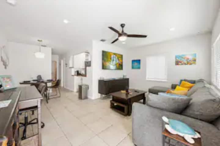 Հյուրասենյակ 3 - Շքամուտքից դուրս ։ Մեծ Խոհանոցի մոտ ։ Ներառում է հանել մահճակալը, գրասեղանը, ճաշասենյակը և 65&quot; Smart TV - ն: