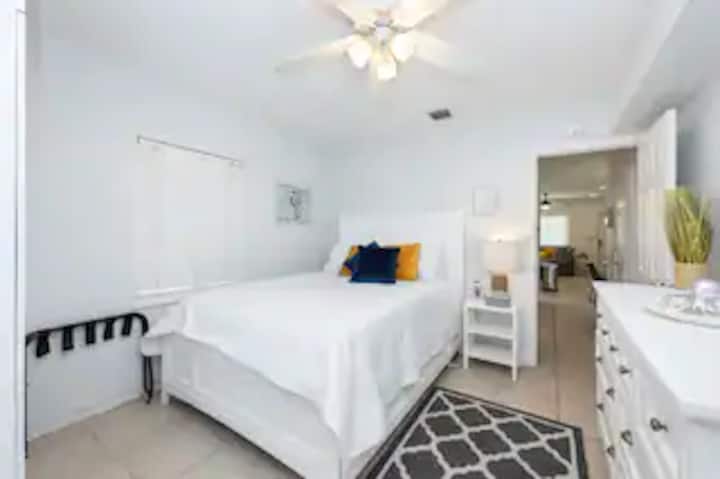 Ննջասենյակ 2 = Ֆլորիդայի սենյակին մոտ գտնվող երկտեղանի մահճակալ